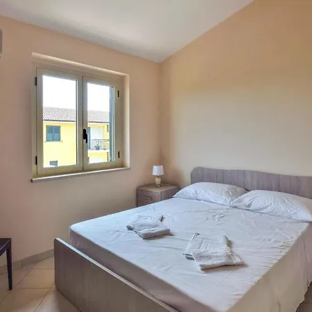 בית נופש Gorgeous Home In Melito Porto Salvo